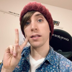 dts's tweet photo. Meet @TophGames. As a recent PRIDE x DTS Freshman Class panelist and 2022 Gayming Awards nominee alongside @readysetben, Toph continues to be an advocate for the LGBTQIA+ community, spreading positivity with entertainment and kindness. https://t.co/Q0ZJQSgXmy
#DTSFreshmanClass https://t.co/C7MyKFxWi8