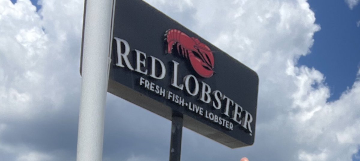 Went to @redlobster today for the first time,  work lunch.. my team members favorite place.. not gonna lie.. loved it… I’m giving away a party at @redlobster for 50 of your closest friends … RT to enter #cheddarbiscuits