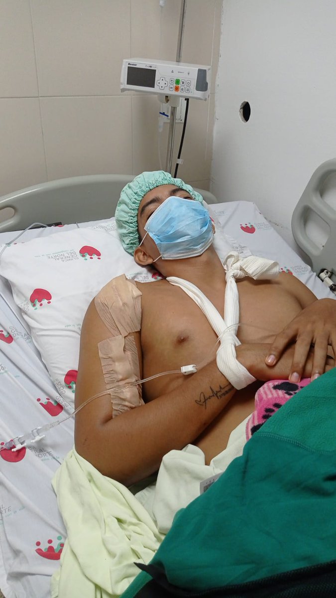 98Adrianmarquez's tweet photo. Tuve una fractura de brazo la semana pasada y hoy fue que me lograron operar, todo salió bien aunque muy adolorido. Lo que estoy subiendo es la cuenta que debo cancelar por hospitalización y me recetaron varios analgésicos que no cubre la EPS. Es la primera vez que hago algo así. https://t.co/Ols2jUqbBu