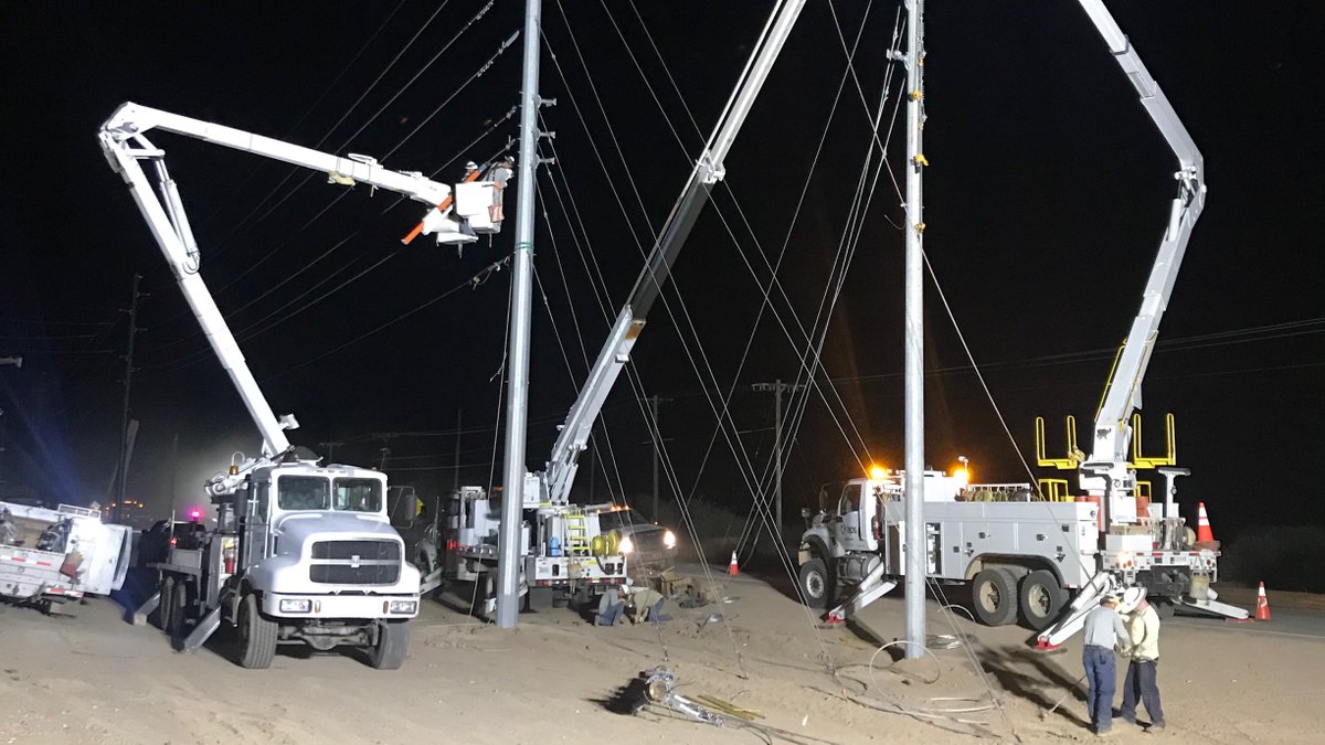 azfamily's tweet image. APS replaces record number of power poles following last weekend’s monsoon storms: bit.ly/3RRGQM3