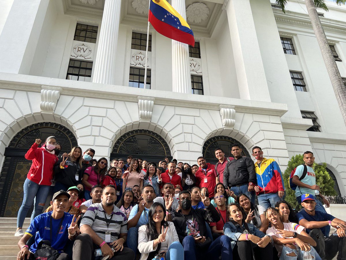 Somos Venezuela , pueblo de dignidad a toda prueba ; de toda adversidad, encontramos oportunidades de profundizar y avanzar; Somos irreductibles en nuestras convicciones #UnidadChavistaATodaPrueba