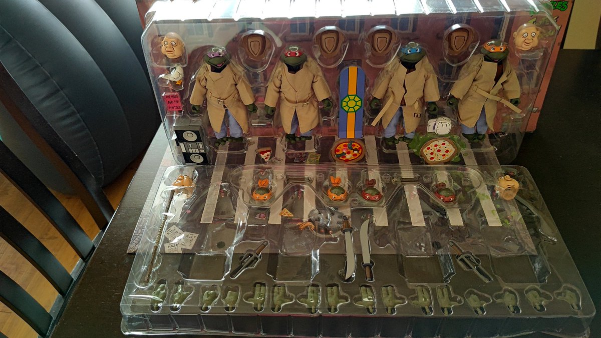 SpectralEntity's tweet image. @NECA_TOYS Got my #TMNT #Turtles in Disguise set Monday, discovered I'm missing the alt-heads for #Leonardo &amp;amp; #Donatello! There is 2 #Michelangelo and #Raphael heads! I'd prefer to have the blue and purple alt-heads. How do we rectify this?