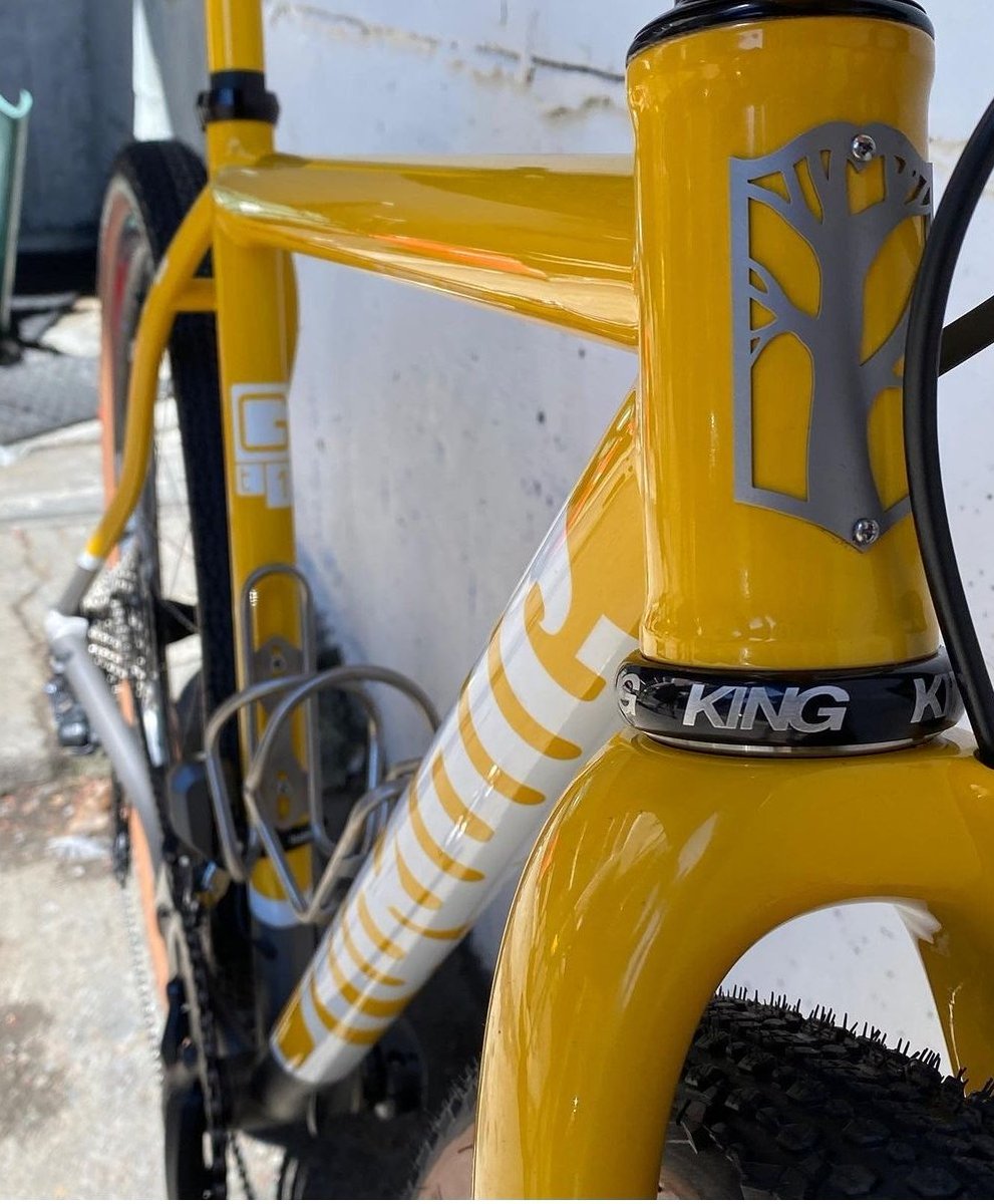 broadstcycles's tweet photo. Bike check!

Custom crafted by Mosaic to achieve a smooth, fun ride both on and off road for Shawn, this GT1 is a beam of sunshine, sure to bring smiles.

Dripping in beautiful bits and pieces, this baby leaves nothing to ask for. 

Check our Insta for full specs.

#gravgrav https://t.co/QT02isOJEu