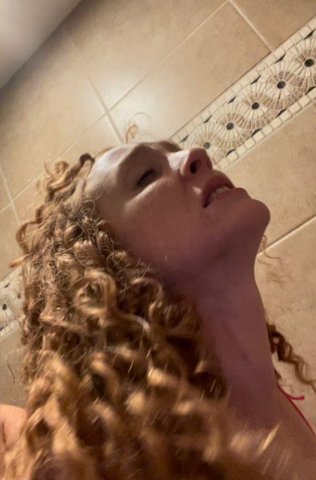 Believe or not these photos were taken seconds apart https://t.co/0hxM7ZDpWa<a href="/tag/tgif"class="tags"><span>#tgif</span></a>