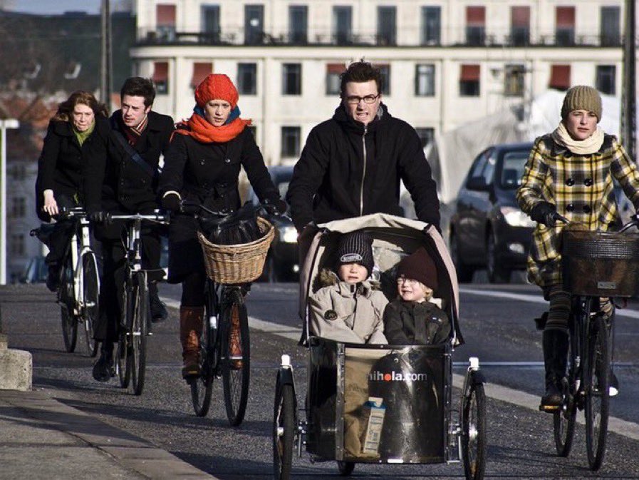 BrentToderian's tweet image. STUDY: each km driven has a public cost of €0.11, while biking &amp;amp; walking bring benefits of €0.18 &amp;amp; €0.37 per km respectively. Total EU public COSTS of driving are €500 billion/year, while biking &amp;amp; walking create BENEFITS worth €24 &amp;amp; €66 billion/year. eltis.org/discover/news/…