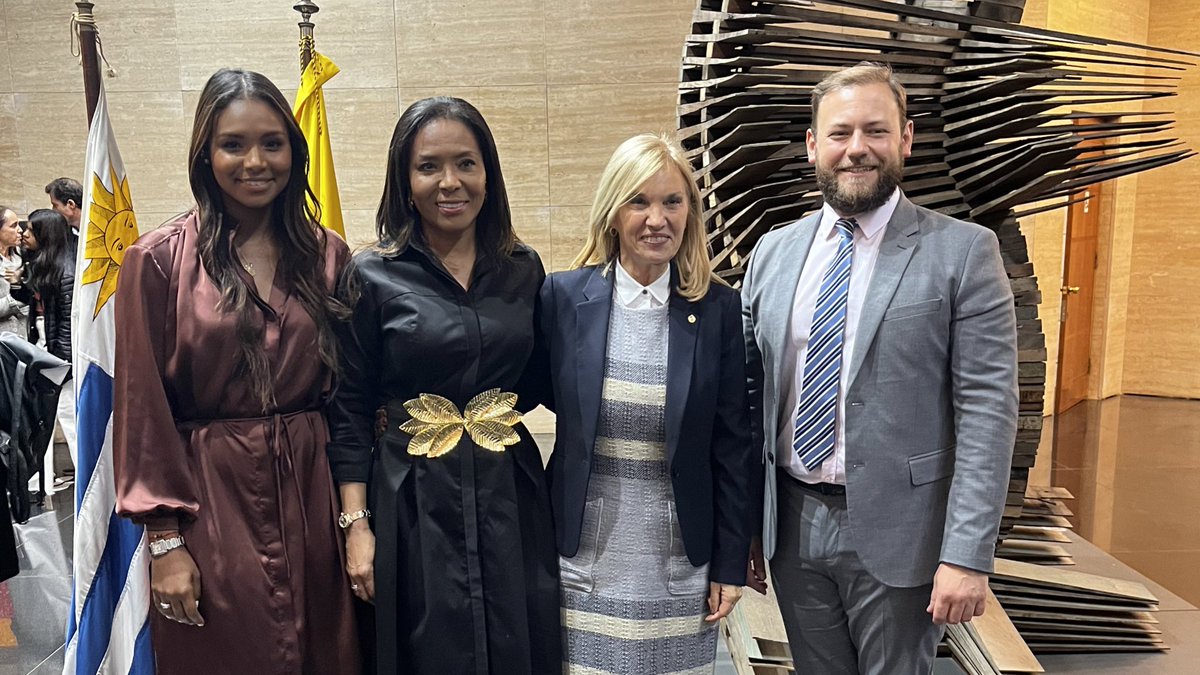 Recibimos a la vicepresidenta Beatriz Argimón en nuestro principal auditorio para celebrar el Día Nacional de Colombia.

<a href="/MEC_Uruguay/">Ministerio de Educación y Cultura</a> 
<a href="/EmbajadaColUru/">Embajada de Colombia en Uruguay</a> 
#AHORA