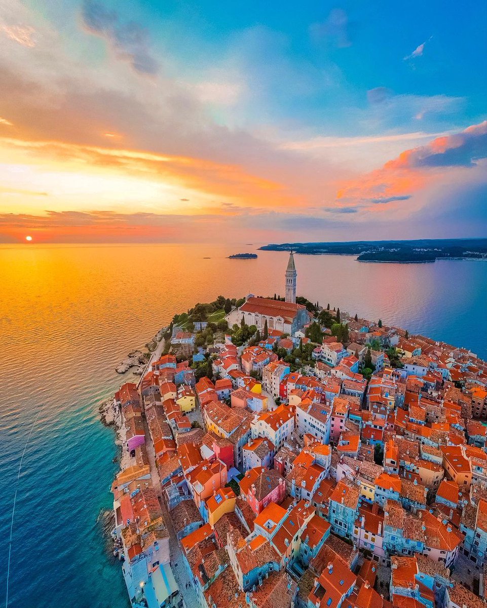 ridetransfer's tweet photo. Don’t listen to what they say, go see. Explore the world yourself! 🌎💯

📸 @bakir_islambegovic
🌍 Rovinj, Croatia

#croatia #welovetotravel #travelunexpected https://t.co/C3suMQdx2q