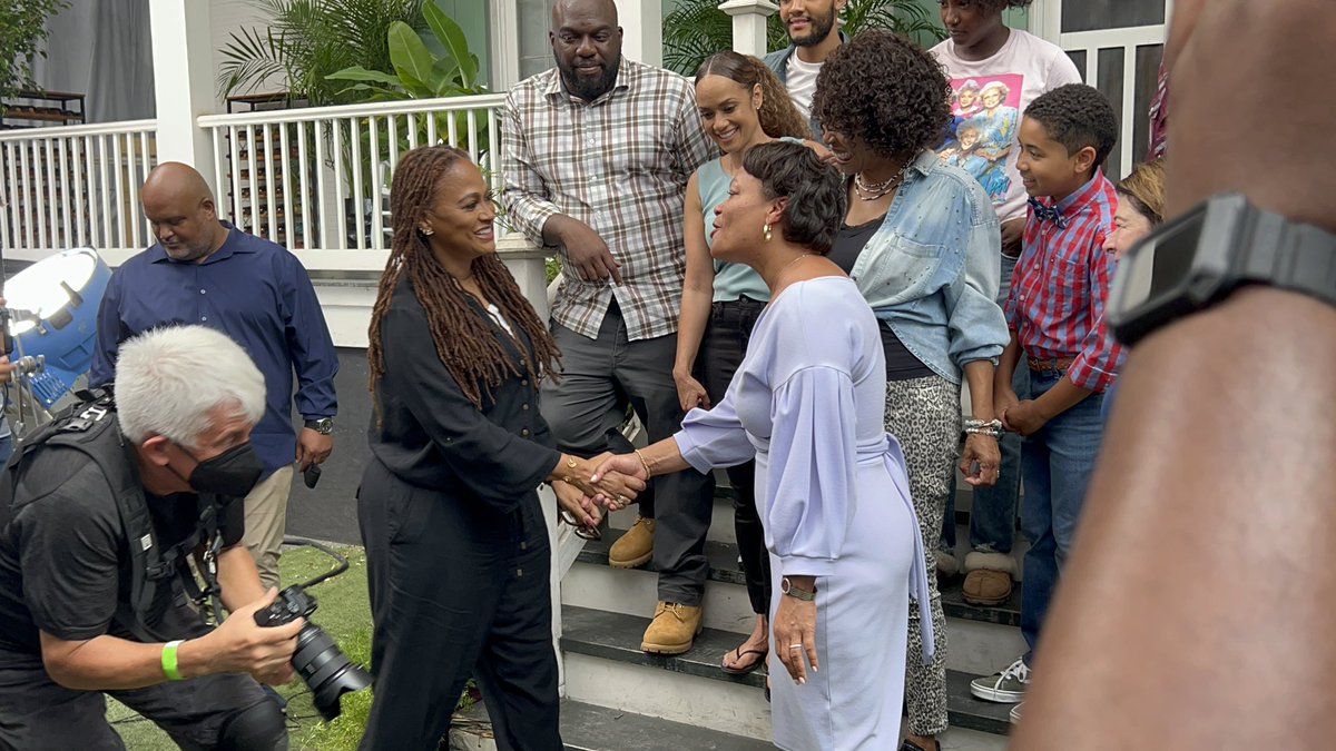 mayorcantrell's tweet image. Today marks the series wrap of the longest-running Black family drama series created by a Black woman, acclaimed filmmaker Ava
DuVernay. 👸🏽✨

Queen Sugar has captured the beauty of black families, black love, black history, black land ownership, and black culture. 

🧵1/3