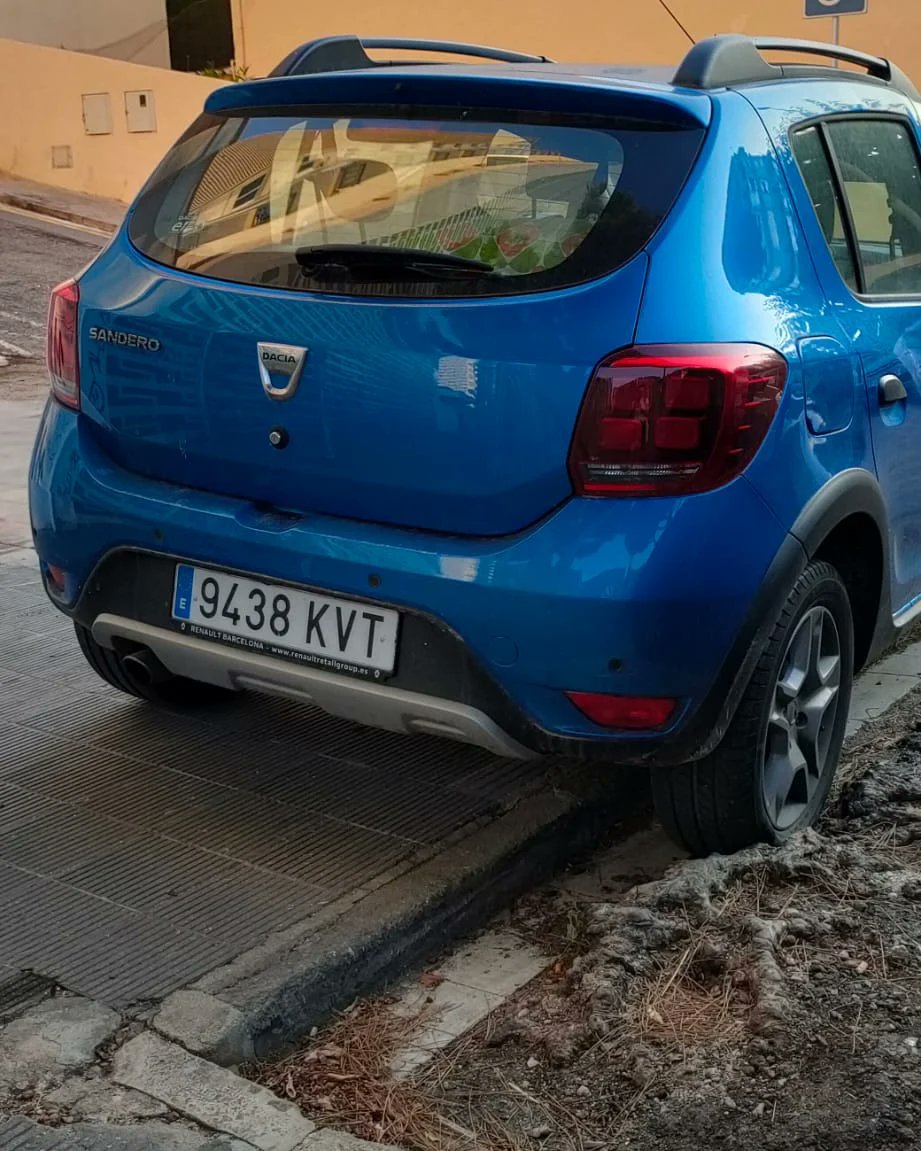 m_deixa's tweet photo. Vehicles estacionats sobre les voreres, espais reservats als vianants

@VilassardeMar #vilassardemar #deixampassar #JoNoPucPassar #VdM #VoreresLliures https://t.co/HFO5Xvmw8w
