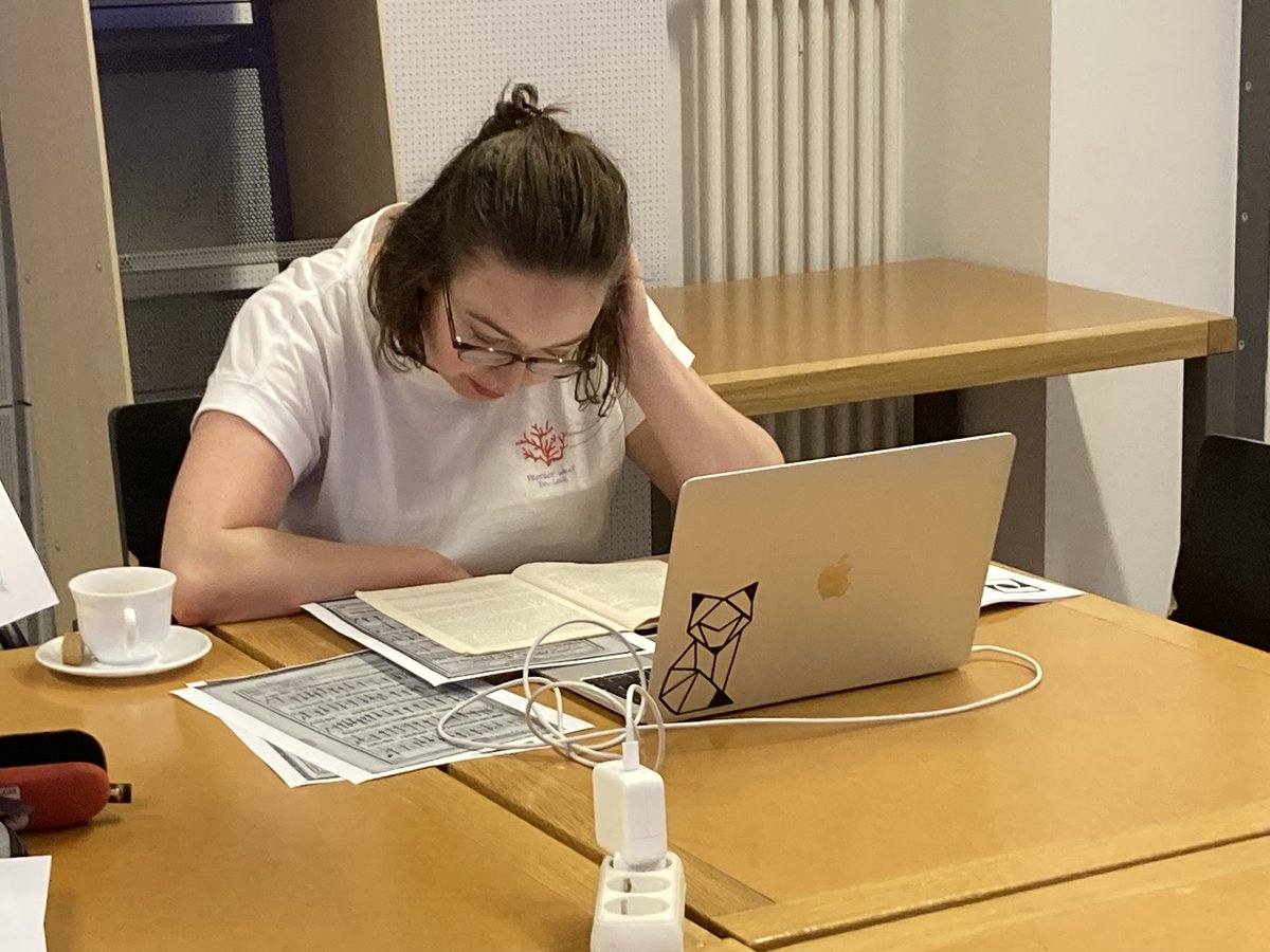 SLUB_Geschichte's tweet photo. Das emsige Eindrückesammeln ist konzentrierter Ruhe gewichen. Aber einen Blick an DEN historischen Ort Schützscher Musik mussten - und durften! - wir doch werfen: Holger Krause vom SIB öffnete uns das "schöne Tor" der #Schlosskapelle. Tag 3 #Schütz22 @SLUBdresden https://t.co/lmA6eJovDz