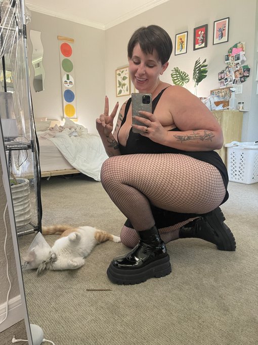 Bout to be the most overdressed cat mom at the vet 🐈 https://t.co/Jd86XXjFUk