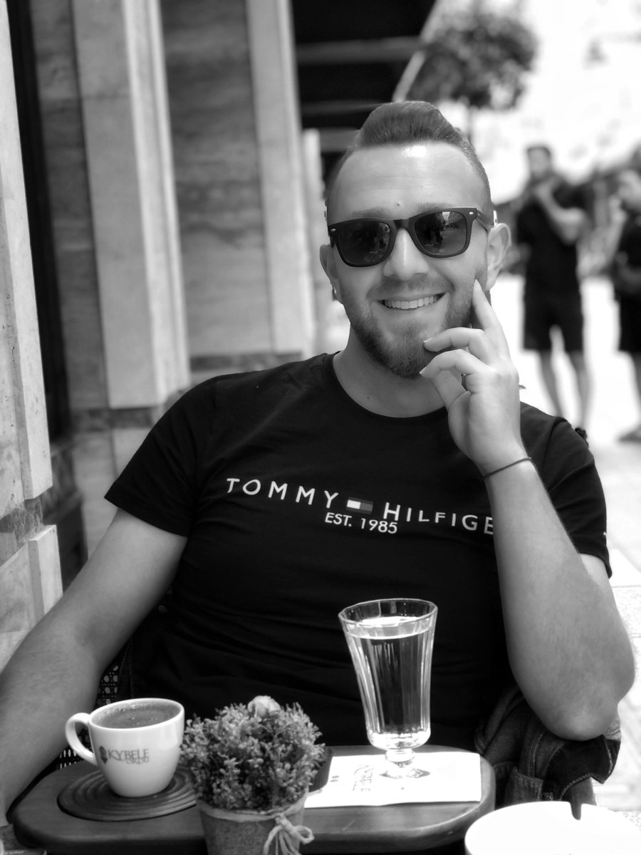 Biliyoruz ki bütün acılar geçer, fotoğraflar sararır. Yara kabuk tutar, kapanır. Sokakta mevsimi fark edersin, aynada kendini. Önce belirli belirsiz, sonra gamzene kadar gülersin. Kuşlar konar dallarına. Kırıldığın yerden çiçek açarsın; bütün acılar bir gün geçer ya da alışırsın.