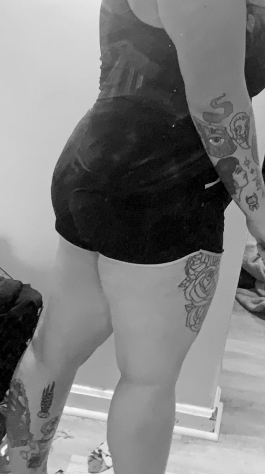 rubyripperxxx's tweet photo. These tree trunks squatted 275lbs 🔥 

❤️ this if you wanna see more
RT this if you’d let me crush you with them 😋 https://t.co/iYpvA0oukq