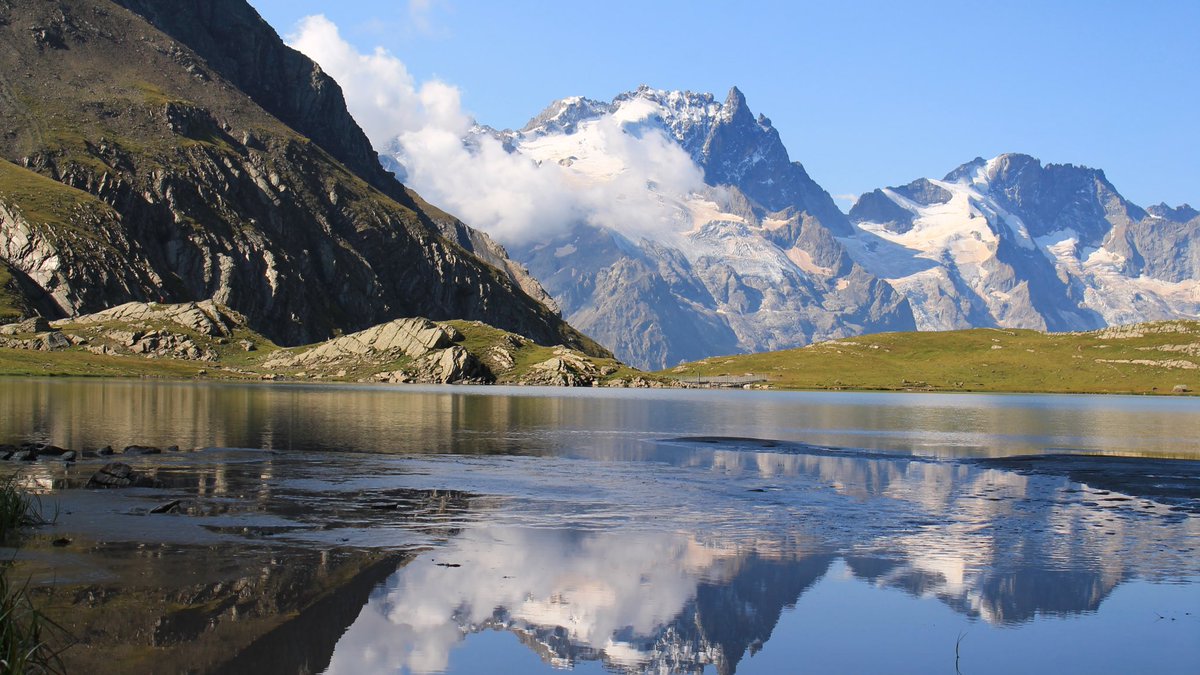 Le Lac du Goléon et la Meije #lagrave #lagravelameije #lagravetourisme #hautesalpes #myhautesalpes #mountainlovers #mountainview #lacdugoleon #alpes #alpesfrancaises #frenchalps #puremountain #alpesdusud #rando #lovelagrave #lovelagravelameije #randonnée #randonneemontagne