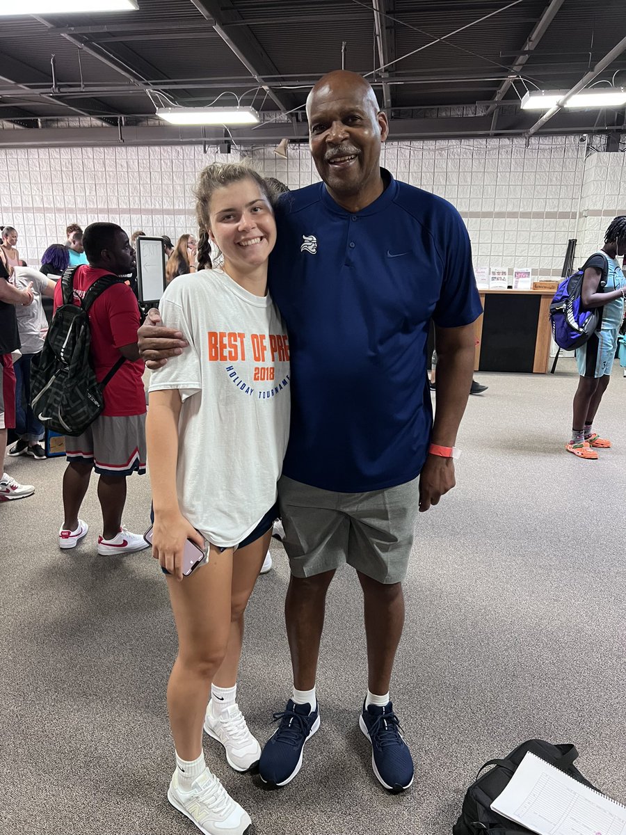 bella white tweet media