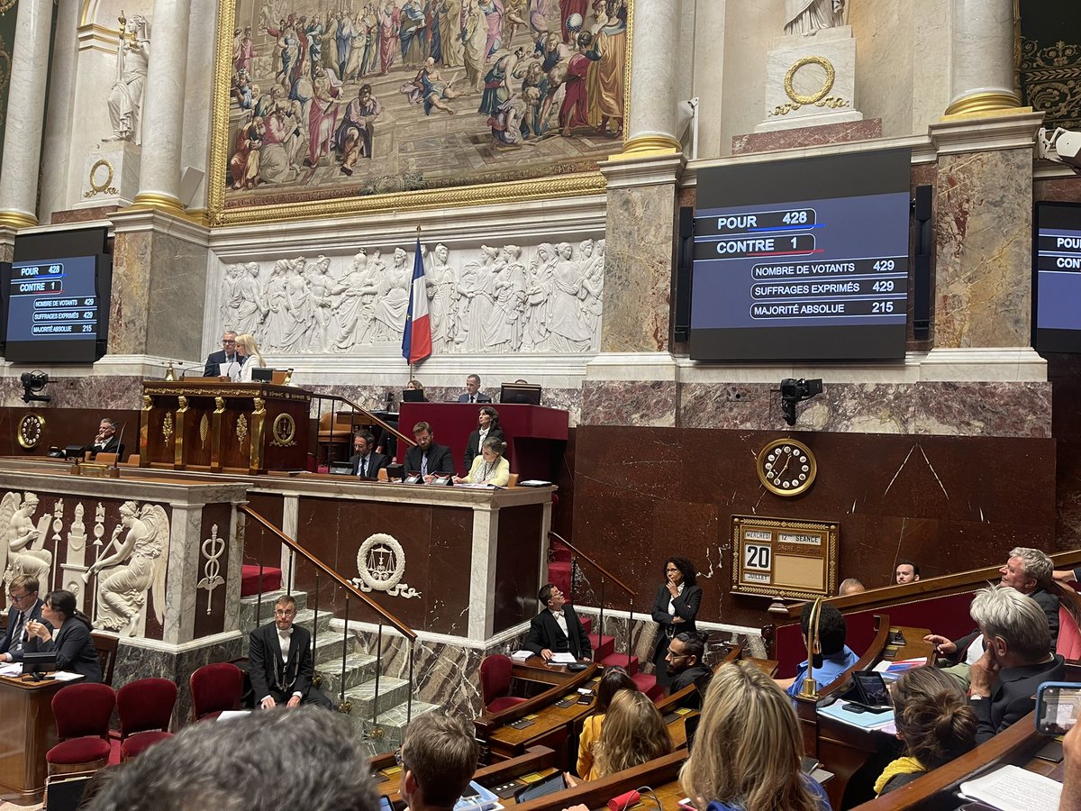 Après six tentatives infructueuses, et le refus constant du gouvernement Macron 1, l’Assemblée Nationale a adopté à la quasi unanimité la #deconjugalisationAAH qui bénéficiera à 270 000 personnes en situation de handicap. #DirectAN