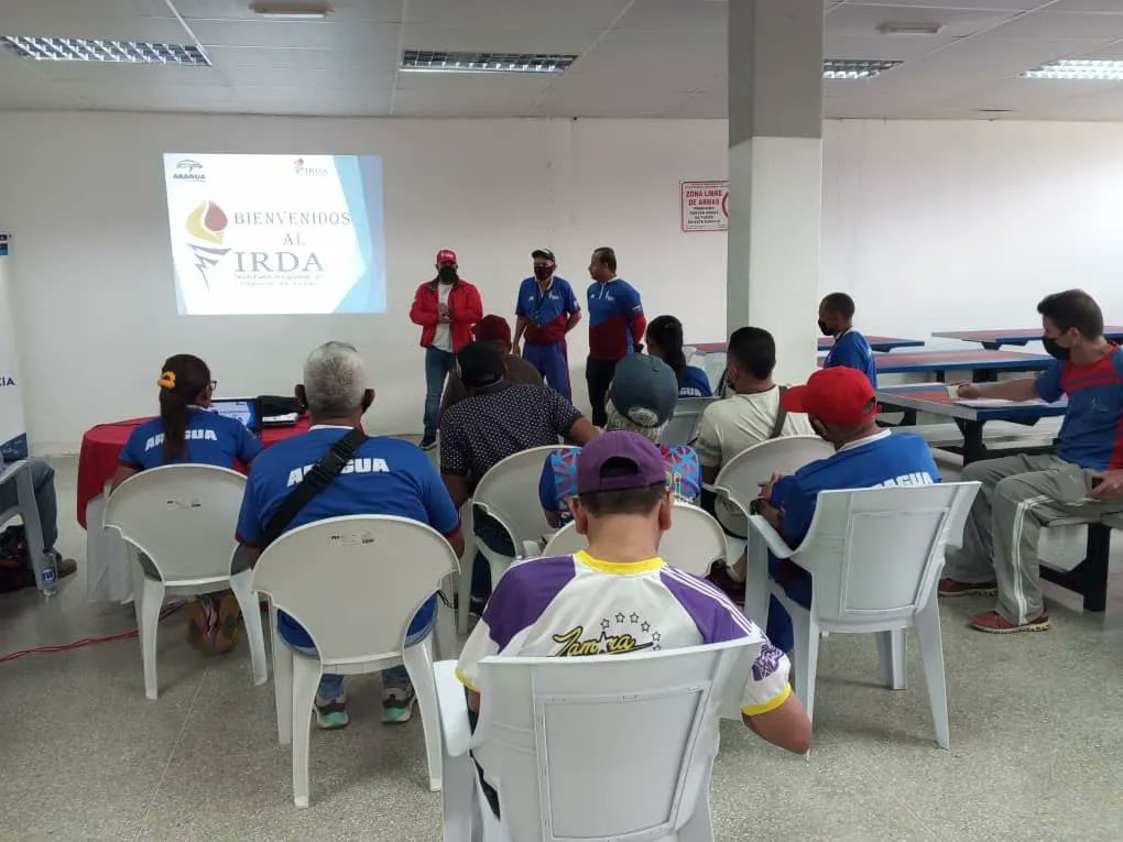 _LuisSalinas_'s tweet photo. #Jul20 Por instrucciones de nuestra Gobernadora @Soykarinacarpio nos hemos reunido con los 18 directores municipales de Deporte, con la finalidad de organizar y planificar los 3er Juegos Deportivos Nacionales, Comunales y Municipales 2022
¡#AraguaEsDeporte Con Aroma de Mujer! https://t.co/6xyHgbksux
