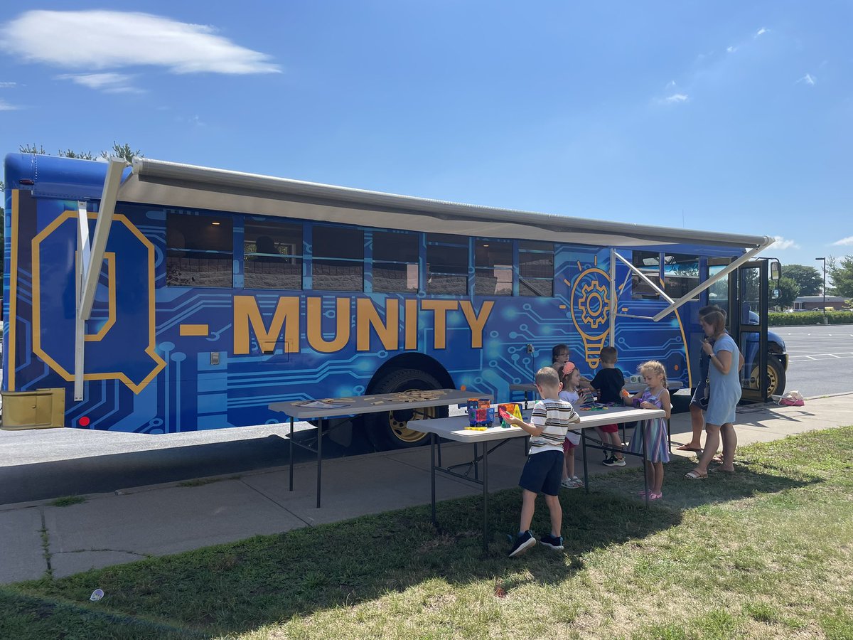 SMILELearning's tweet photo. We had an amazing time with @PlayOsmo today on the #Qmunity bus! https://t.co/4IWsjFAtkk