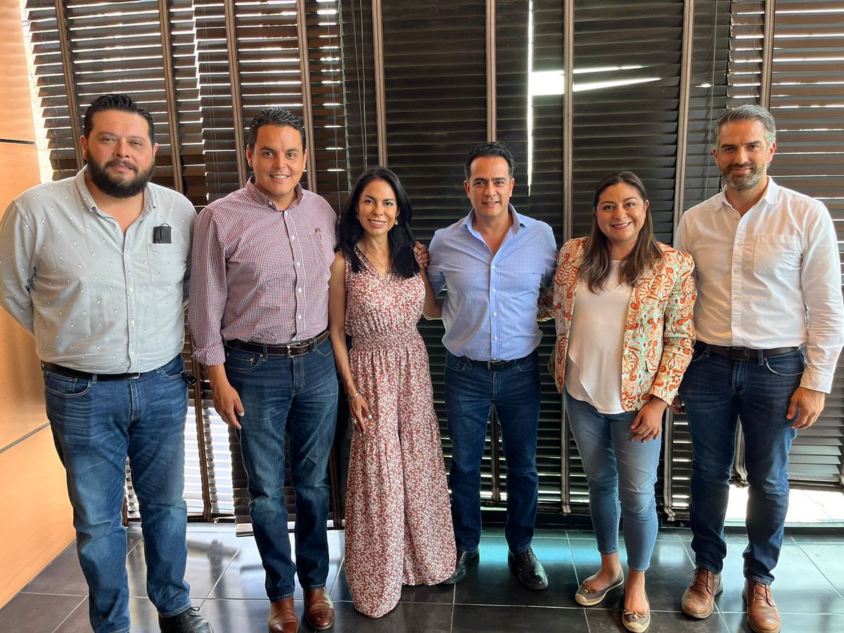 Vamos a construir un gobierno de coalición en el que las opiniones de todos, el respeto, los acuerdos y el trabajo en equipo, hagan realidad el municipio que todos queremos.

Gran plática con las y los regidores electos del PRI. 

¡Va por Durango!