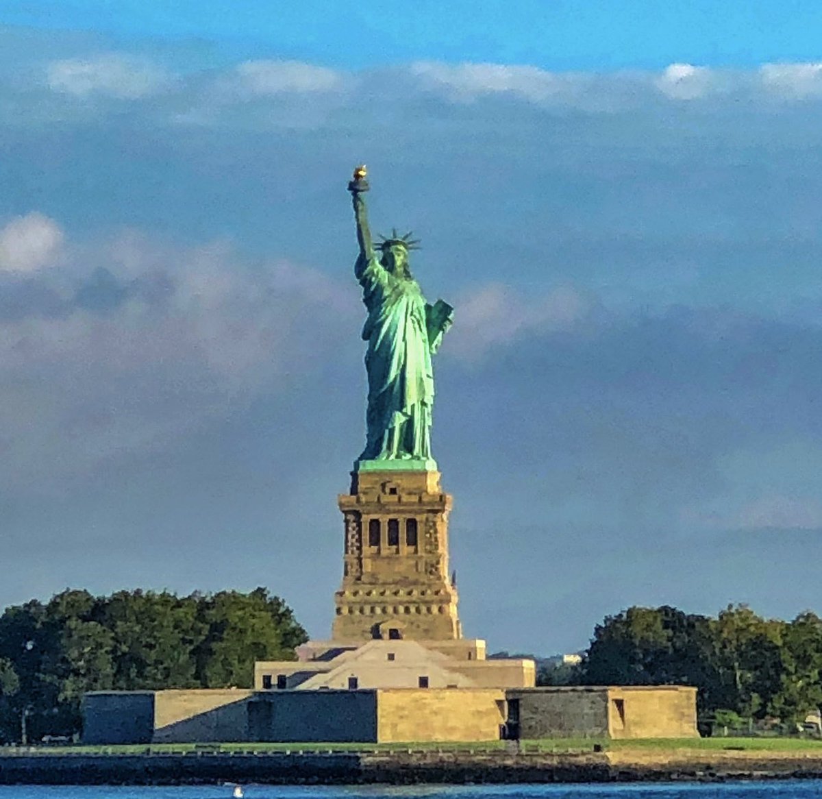 AngelaMDiLoreto's tweet photo. @CharlesMcCool @Giselleinmotion @perthtravelers @LiveaMemory @TravelAlaska @airandspace @Visit_Amarillo @VisitOSLO @FunInFairfax @suziday123 @DarleyNewman @DanaHFreeman @OneDelightfulL @DoroLef @LindaPeters64 @HeidiSiefkas @TheTravelCamel Join hosts @Giselleinmotion @perthtravelers @LiveaMemory @CharlesMcCool for #Top4Theme #Top4Metal
I choose sculptures and a door knocker I love!
1️⃣ The Dancer in Vegas
2️⃣ Rome Medusa door knocker 🐍
3️⃣ The Bull in NYC
4️⃣ Liberty 🗽 https://t.co/uBARWSc3kX