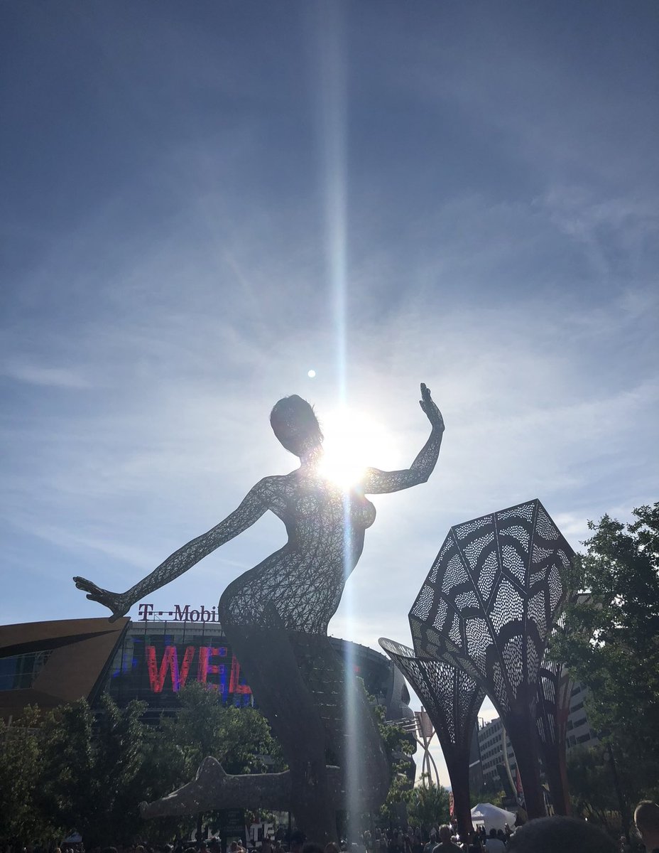AngelaMDiLoreto's tweet photo. @CharlesMcCool @Giselleinmotion @perthtravelers @LiveaMemory @TravelAlaska @airandspace @Visit_Amarillo @VisitOSLO @FunInFairfax @suziday123 @DarleyNewman @DanaHFreeman @OneDelightfulL @DoroLef @LindaPeters64 @HeidiSiefkas @TheTravelCamel Join hosts @Giselleinmotion @perthtravelers @LiveaMemory @CharlesMcCool for #Top4Theme #Top4Metal
I choose sculptures and a door knocker I love!
1️⃣ The Dancer in Vegas
2️⃣ Rome Medusa door knocker 🐍
3️⃣ The Bull in NYC
4️⃣ Liberty 🗽 https://t.co/uBARWSc3kX