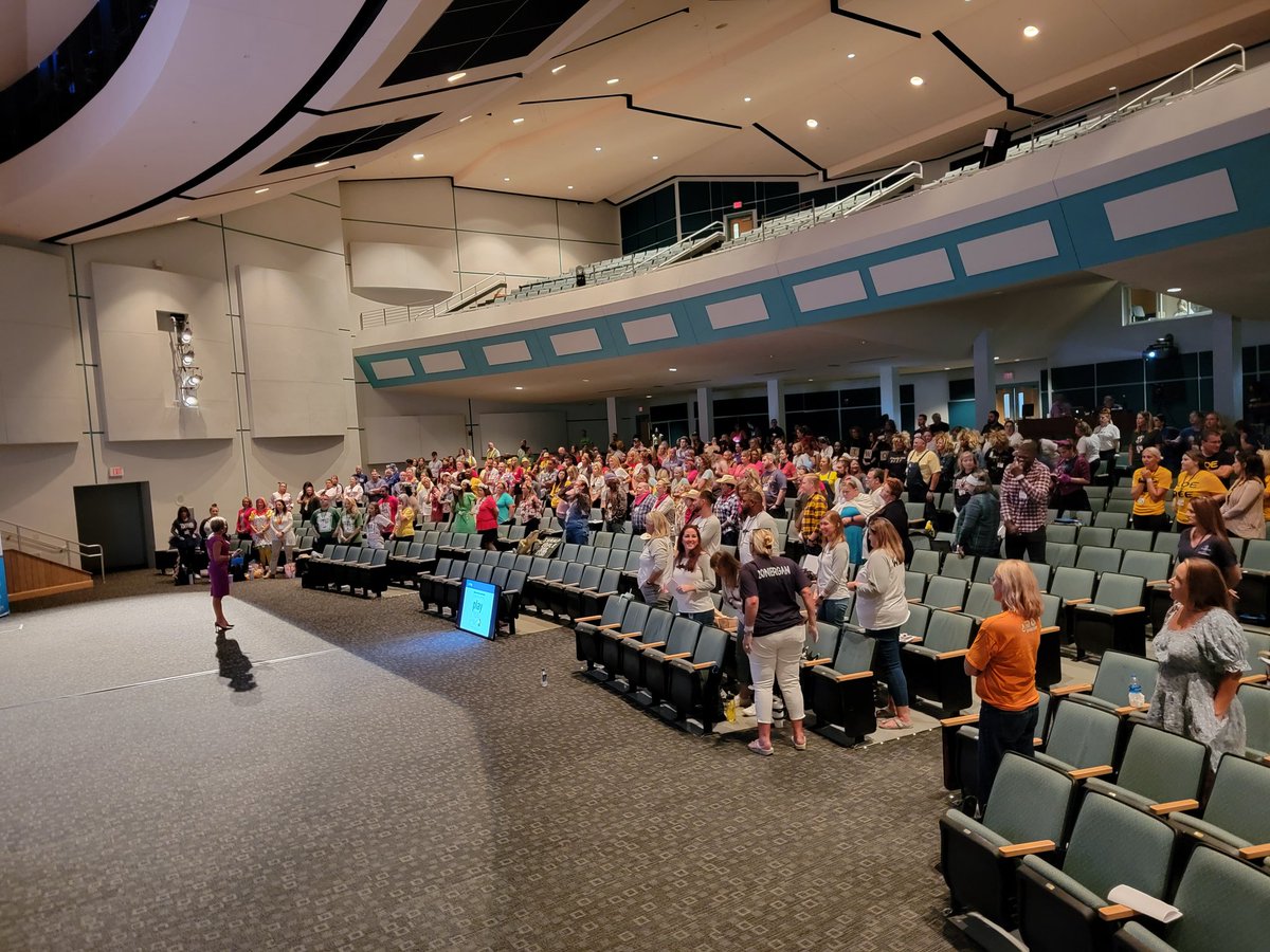 Keynote Kim Strobel sharing the key to success, 'happiness fuels success' raising accuracy, productivity, engagement, creativity, & less stress. We loved hearing from you today. @collierschools #Leadingforward @strobeled