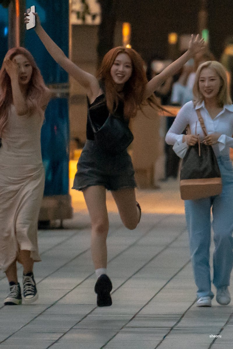 hyewonlqs's tweet image. TINY 
SHE SO TINY