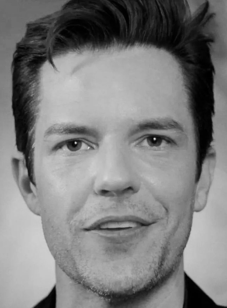 KillerSarah's tweet photo. There’s no way this photo is recent…but also…where did his beauty marks go? 😳 https://t.co/eHSDf9QGDQ