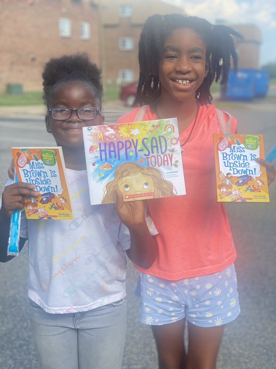 AADreamAcademy's tweet photo. Books on Bikes 💙 Hugs 💙 Freeze Pops 💙Joy! #AADAinAction #NNPSProud #NextSession #August10 https://t.co/p9vtEXPqIs