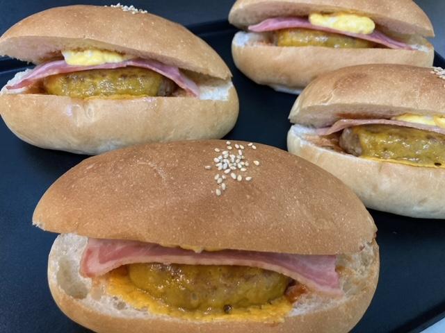 Sagae_SA's tweet photo. 小腹が空いたときにちょうど良い✨
チーズハンバーグにベーコンが乗ってます😋
#さがえサービスエリア
#ベーカリー
#ベーコンチーズハンバーガー https://t.co/eP7TdSCcuH