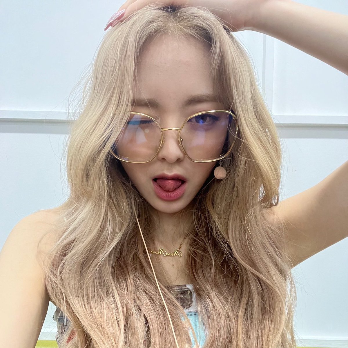 yunaserotonin's tweet photo. SHES SO CRAZY https://t.co/K32hpJVqXM