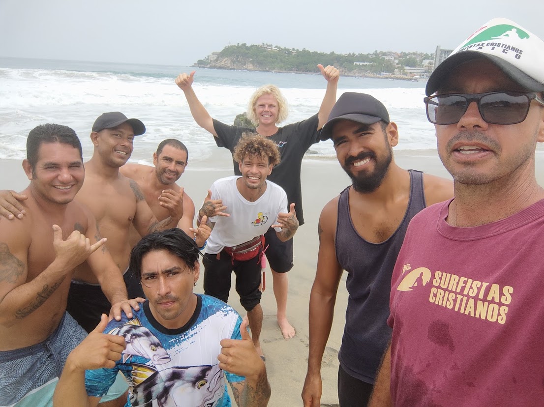 Celebrando el bautismo de Alex en #playazicatela #Bautismos #surfers