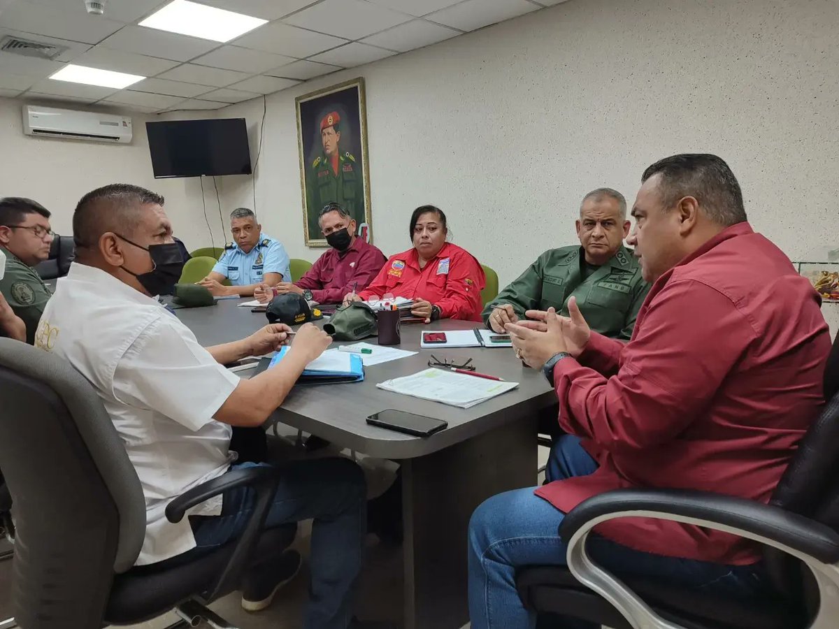 DulceyParadaM's tweet photo. #Jul20 Por instrucción de nuestra Gobernadora @Soykarinacarpio hemos sostenido una importante reunión de trabajo con los Organismos de Seguridad Ciudadana y el Comando de la @ZodiAragua3, dónde discutimos la supervisión y control de los Puntos de Atención al Ciudadano. https://t.co/bT8mKfImbK