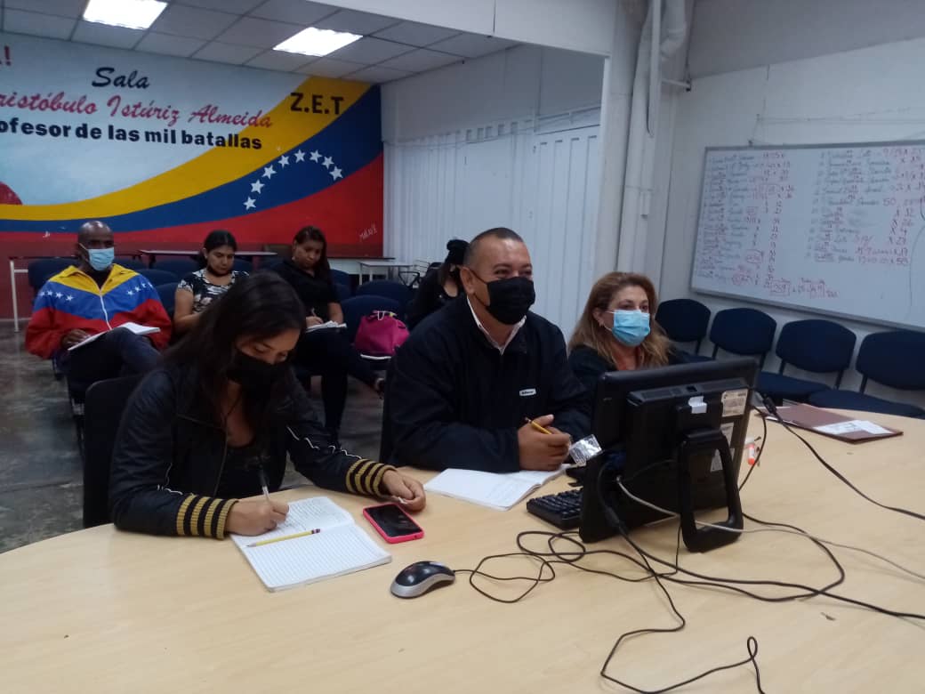 Jefe de División de Supervisión acompañado de la jefa de División de adolescentes, jóvenes y población adulta junto a equipo zonal participaron en videoconferencia con el @MPPEDUCACION . @ZonaEducTachira <a href="/Berzabethg1/">Berzabethgandicaoficial</a> <a href="/_LaAvanzadora/">Yelitze Santaella</a> <a href="/FreddyBernal/">Freddy Bernal</a> <a href="/Gob_Tachira/">Gobernación del estado Táchira</a> <a href="/DGSEMPPE/">DIRECCIÓN GENERAL DE SUPERVISIÓN MPPE</a>