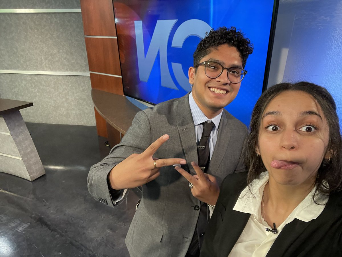 LukeJC2's tweet image. Todays’s @cronkitenews broadcast was Indian dominated with the coolest anchor out there @chaturn08! Make sure to tune it to see our beautiful brown faces😎💁🏽‍♂️💁🏽‍♀️

Also had that story on the new service at Sky Harbor on the show so check that out too!