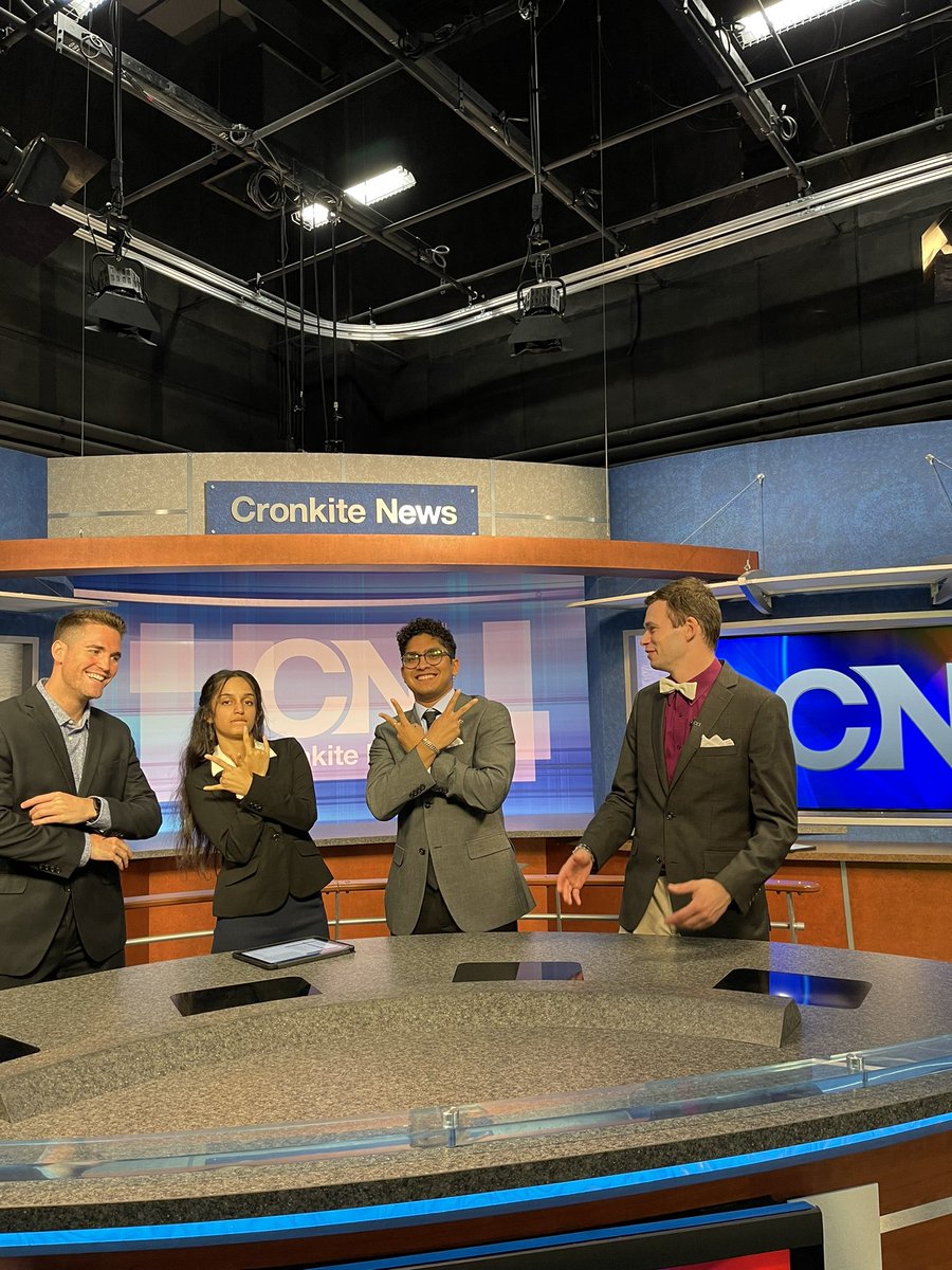 LukeJC2's tweet image. Todays’s @cronkitenews broadcast was Indian dominated with the coolest anchor out there @chaturn08! Make sure to tune it to see our beautiful brown faces😎💁🏽‍♂️💁🏽‍♀️

Also had that story on the new service at Sky Harbor on the show so check that out too!