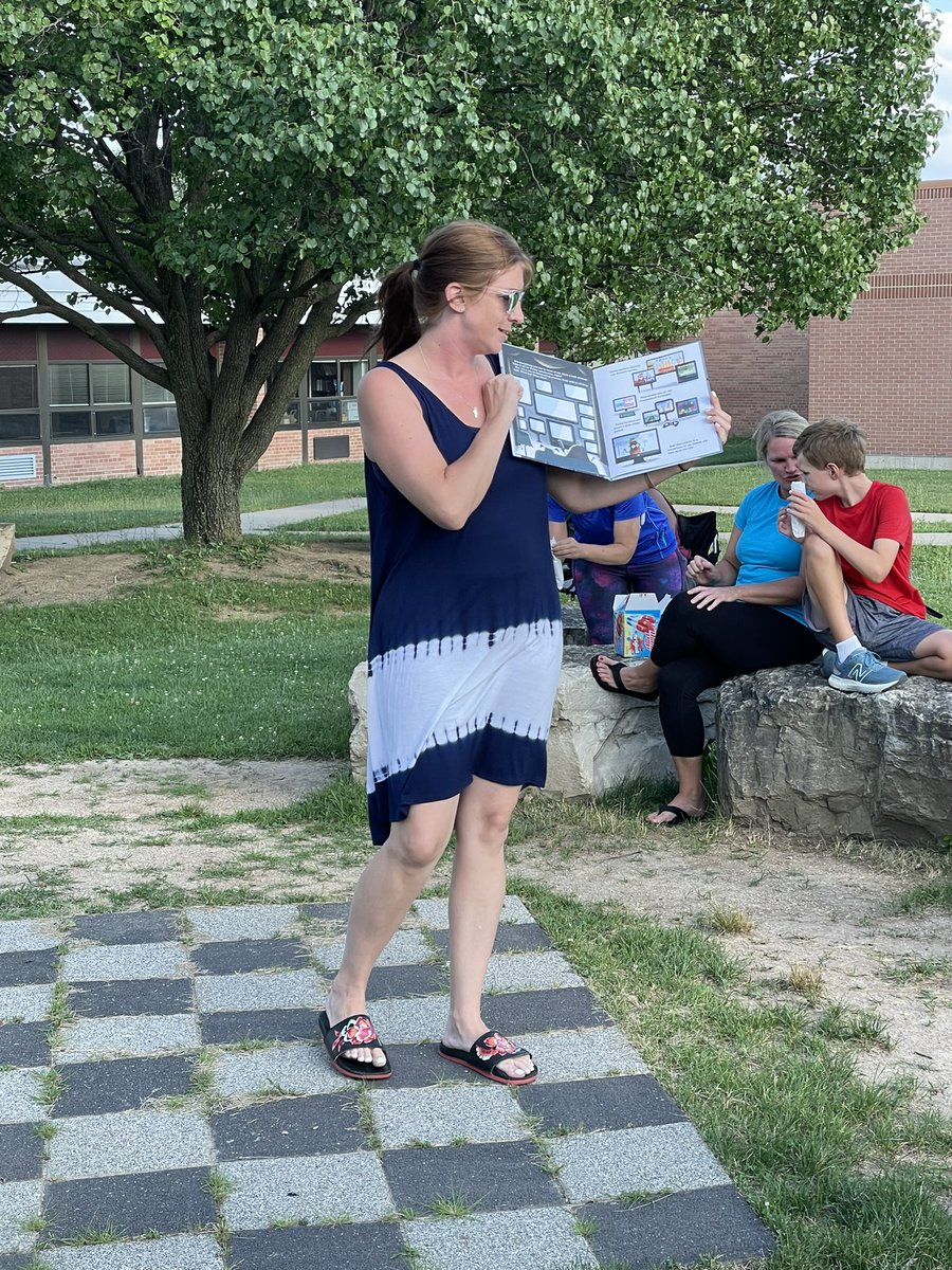 d61reyes's tweet photo. Beautiful night for July Books on Blankets! Thanks for coming Bulldogs! See you on August 10th! @D61Lace #lacereadstogether @d61blessman @D61Press https://t.co/xpQcg76s6n