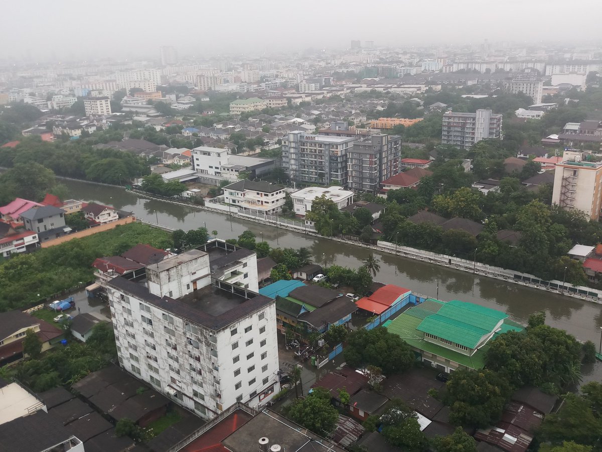 Sony1678Sri's tweet photo. @js100radio #น้ำท่วม #รามคำแหง ระดับน้ำในคลองแสนแสบสูงมาก เรือหยุดให้บริการ น้ำเอ่อท่วมซอยต่างๆที่อยู่ติดคลอง เช่นรามคำแหง79/1 ซึ่งไม่เคยท่วมหนักแบบนี้มาก่อนเลย https://t.co/VXOq1MkGNu