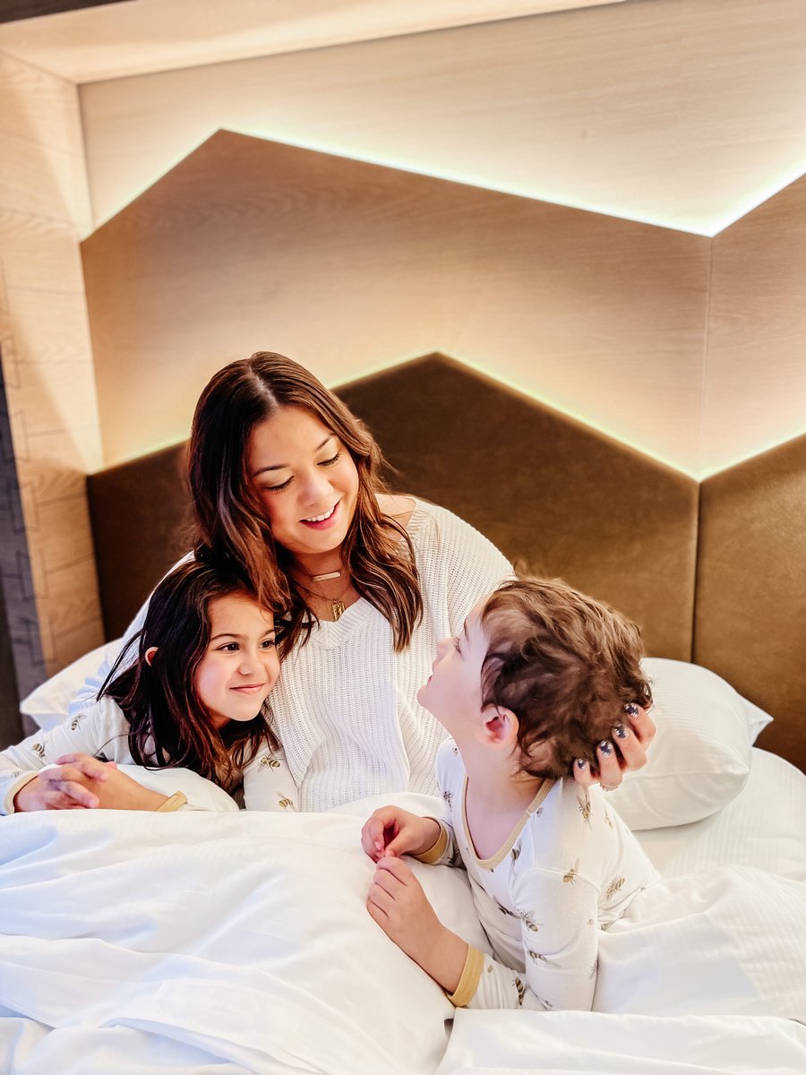 It's not too late to plan a family trip this summer! Book our Family Getaway package and receive:

🍳 Breakfast for 2 adults &amp; up to 3 kids
🎥 In-room movie
🍫 Treat basket
🅿️ Free parking
⏱ Early check-in, late checkout

bit.ly/3yUiqZA

📸 IG/Wonderfully_Aly