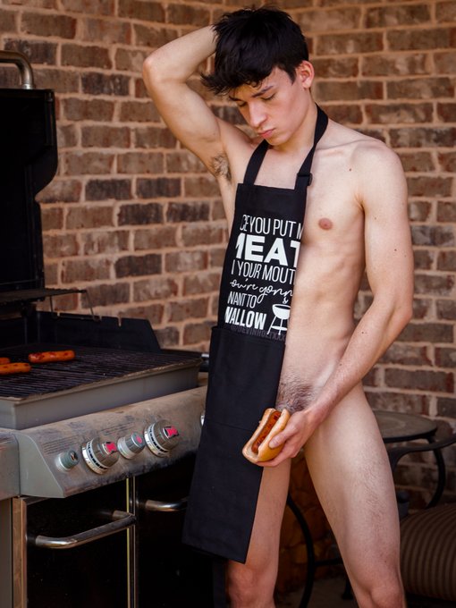 my wiener will fill you up #NationalHotDogDay https://t.co/nz07ToFLQh<a href="/tag/nationalhotdogday"class="tags">#NationalHotDogDay</a>