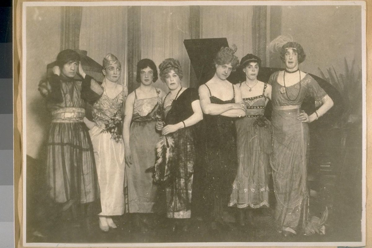 1927年、ロサンゼルスで逮捕された女装集団の写真です。しかし彼らは何ら悪いことをしていません。米国は19世紀終盤から20世紀中盤にかけ、多くの女装、男装者を逮捕しました。明確な法律が無いまま別容疑での不当逮捕が繰り返された為、この逮捕は「マスカレード法によるもの」と揶揄されました。 