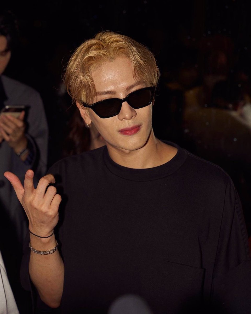 it’s giving 90s movie premiere