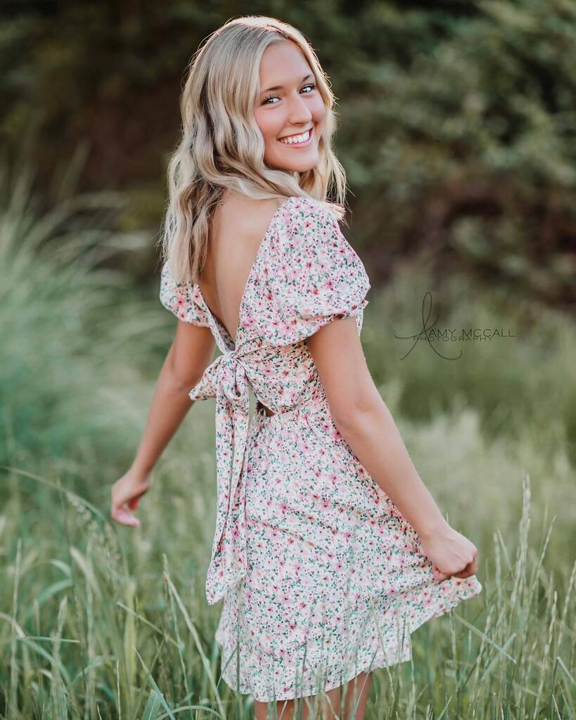 Ray of sunshine…☀️
Hair by <a href="/ab/">Andrew Brennan</a>.cosmo 
#amymccallphotography #amymccallseniors #lewistonseniorphotographer #clarkstonseniorphotographer #moscowphotographer #pullmanphotographer #coeurdalenephotographer #spokanevalleyphotographer #seniorstyleguide #sen… instagr.am/p/CgQPlYRpAvX/