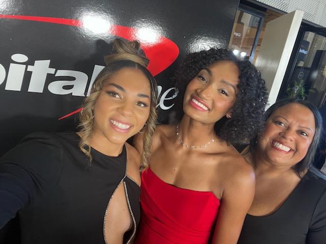 DudleyTamika's tweet photo. Sidwell Girls Basketball repping hard at the ESPYS @starinmaking22 @kiki_rice0 https://t.co/rl3oVWJyLb