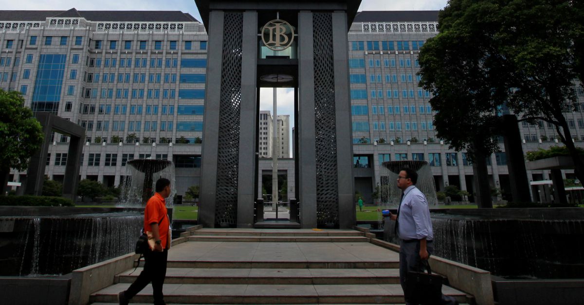 Reuters's tweet photo. Analysis: Asia’s central banks forced to play catch-up in global rush to raise rates https://t.co/m1BBCvz8Nq https://t.co/UxURQS7i8l