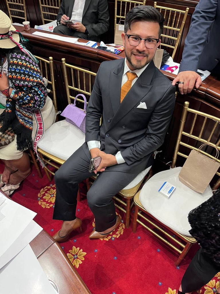 LafaurieCabal's tweet photo. Así va el universo “progre”. Este representante de Putumayo debe tener dolor en el juanete con esos tacones. Igual que la vecina de al lado, que se quitó las sandalias en el Capítolio. https://t.co/7nKLLfbcla