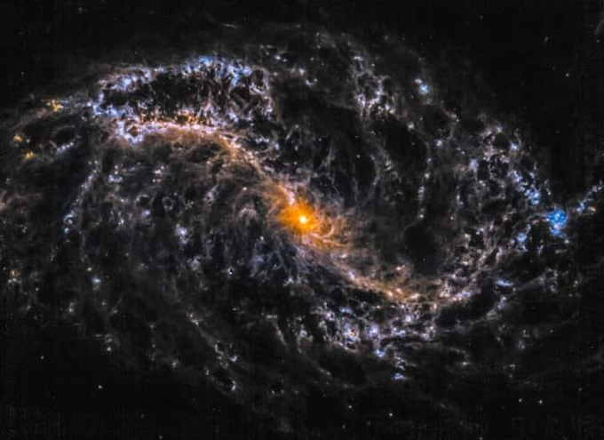 Nuevas impresionantes imágenes del telescopio James Webb muestran el centro de la "galaxia fantasma" | Ciencia y Ecología | DW | 22.07.2022