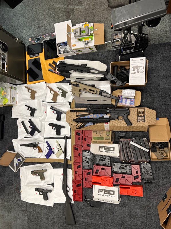 The LAPD and the Burbank Police Department worked collaboratively to conduct a search warrant, resulting in the recovery of a substantial
cache of illegal manufactured weapons (“Ghost Guns”), and the arrest of 32-year-old Eric Petrossian. 

Read more: lapdonline.org/newsroom/illeg…