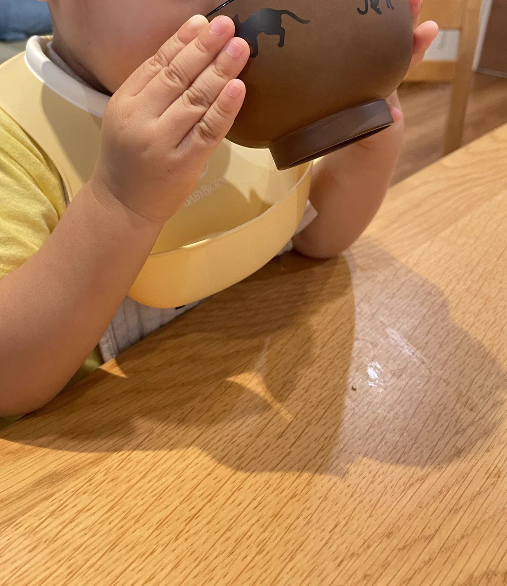 ピンと揃った指。子どもの味噌汁飲むときの手が可愛すぎる！