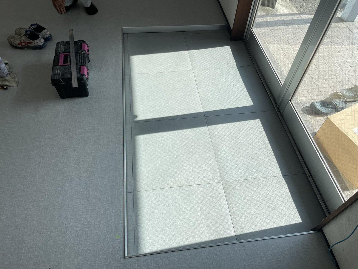 CD666661's tweet photo. 東大阪でOAフロアからの
塩ビタイルの施工でした。

やった事のない配線工事もしました。笑
無事終われて良かったです。 https://t.co/Ed5TnVNBr7